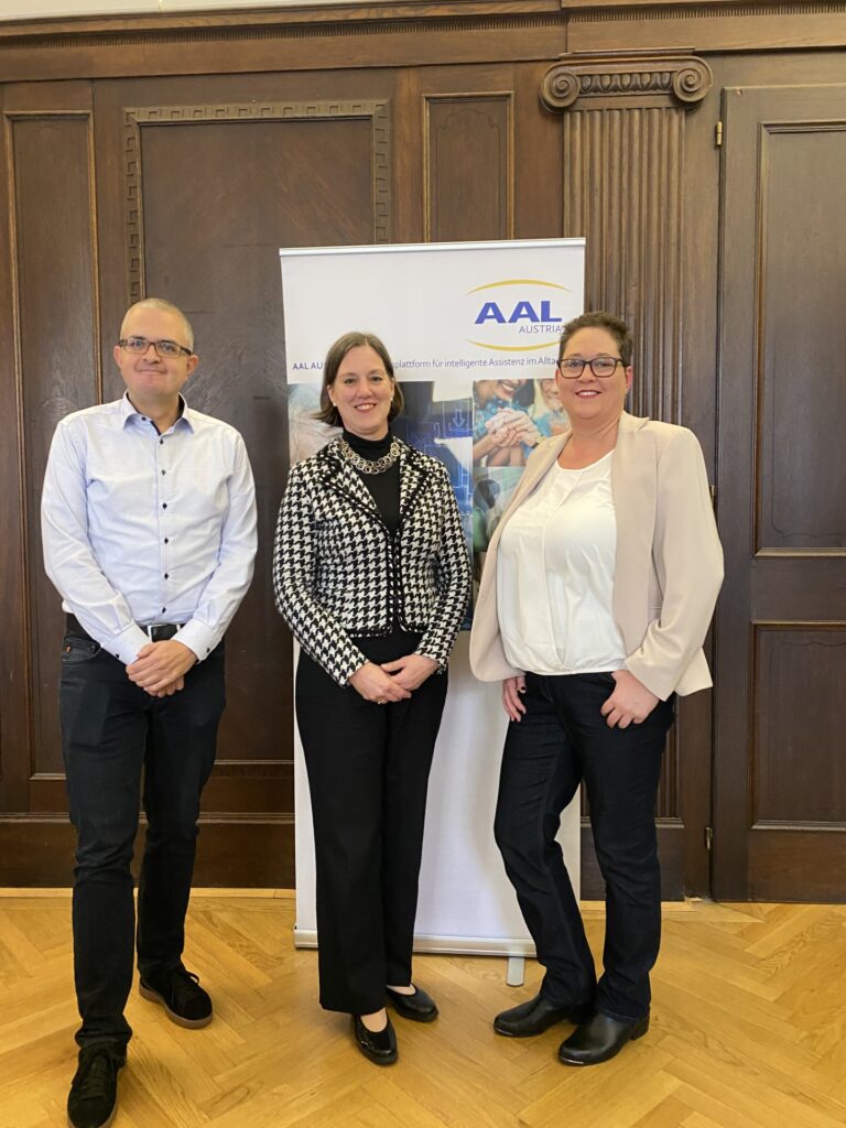 Praesidium neu 2024^
Markus Garschall, Maria Fellner, Daniela Krainer vor einem AAL Austria Banner